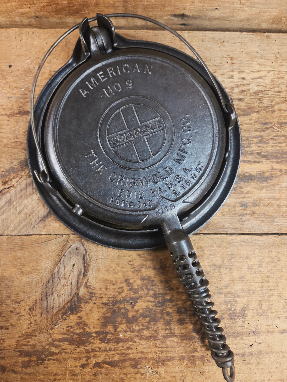 Gorgeous and the biggest made! Hard to Find 1930’s Griswold #9! waffle iron with short base. 316/317 Paddles matching