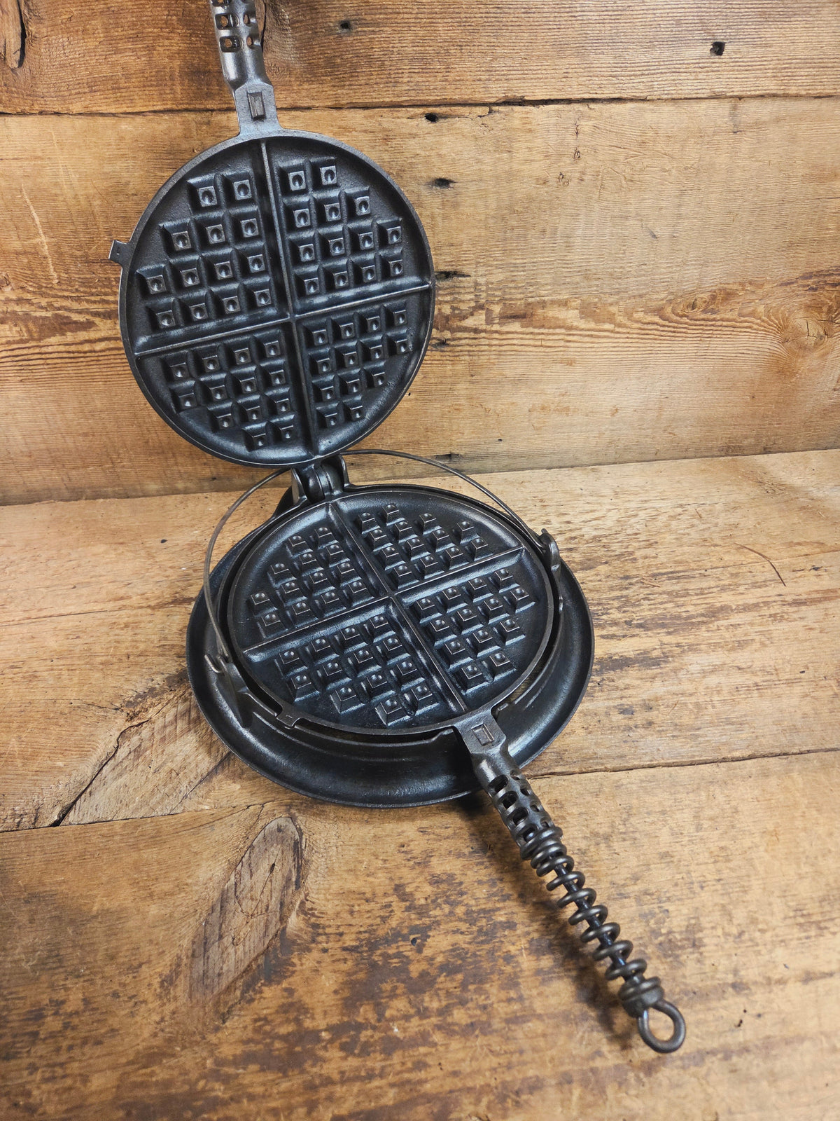 Gorgeous and the biggest made! Hard to Find 1930’s Griswold #9! waffle iron with short base. 316/317 Paddles matching