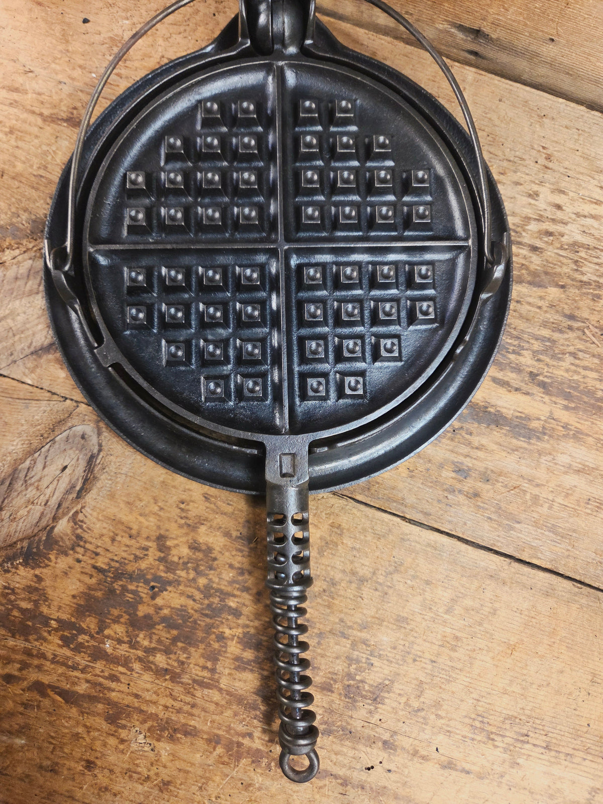 Gorgeous and the biggest made! Hard to Find 1930’s Griswold #9! waffle iron with short base. 316/317 Paddles matching