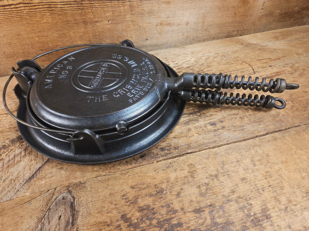 Gorgeous and the biggest made! Hard to Find 1930’s Griswold #9! waffle iron with short base. 316/317 Paddles matching