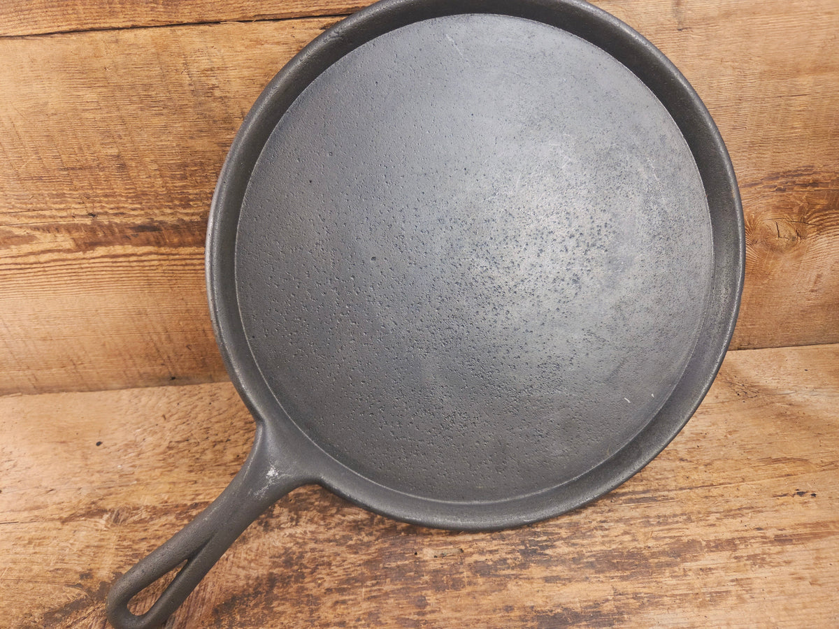 Amazing! Antique #12 handled round griddle! PERFECT pizza griddle or griddle for the cabin! Griddle