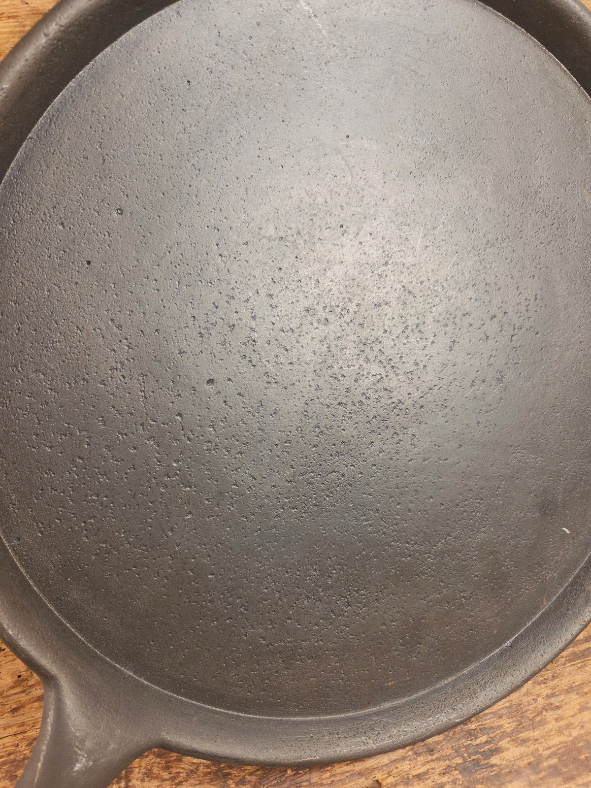 Amazing! Antique #12 handled round griddle! PERFECT pizza griddle or griddle for the cabin! Griddle