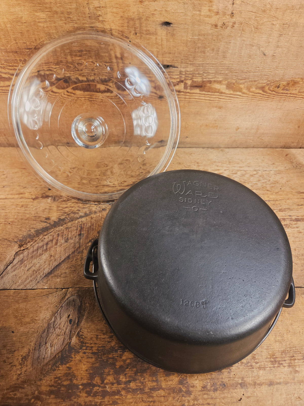 1930’s Beautiful! Wagner #8 Dutch Oven with GLASS lid! 1268. Perfect for soups breads or stews! Dutch Ovens Trivets &