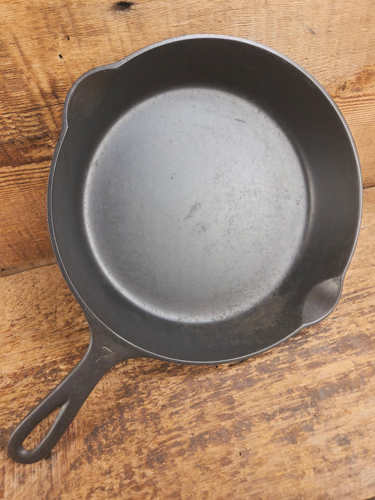 Gorgeous. 1940’s Era Griswold #7 Cast Iron Skillet with Small Block Logo 701 E Skillet