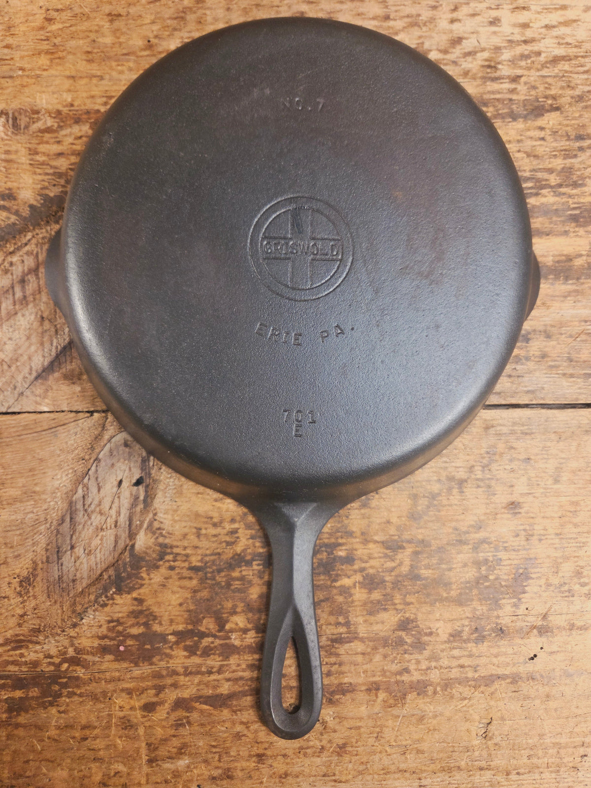 Gorgeous. 1940’s Era Griswold #7 Cast Iron Skillet with Small Block Logo 701 E Skillet