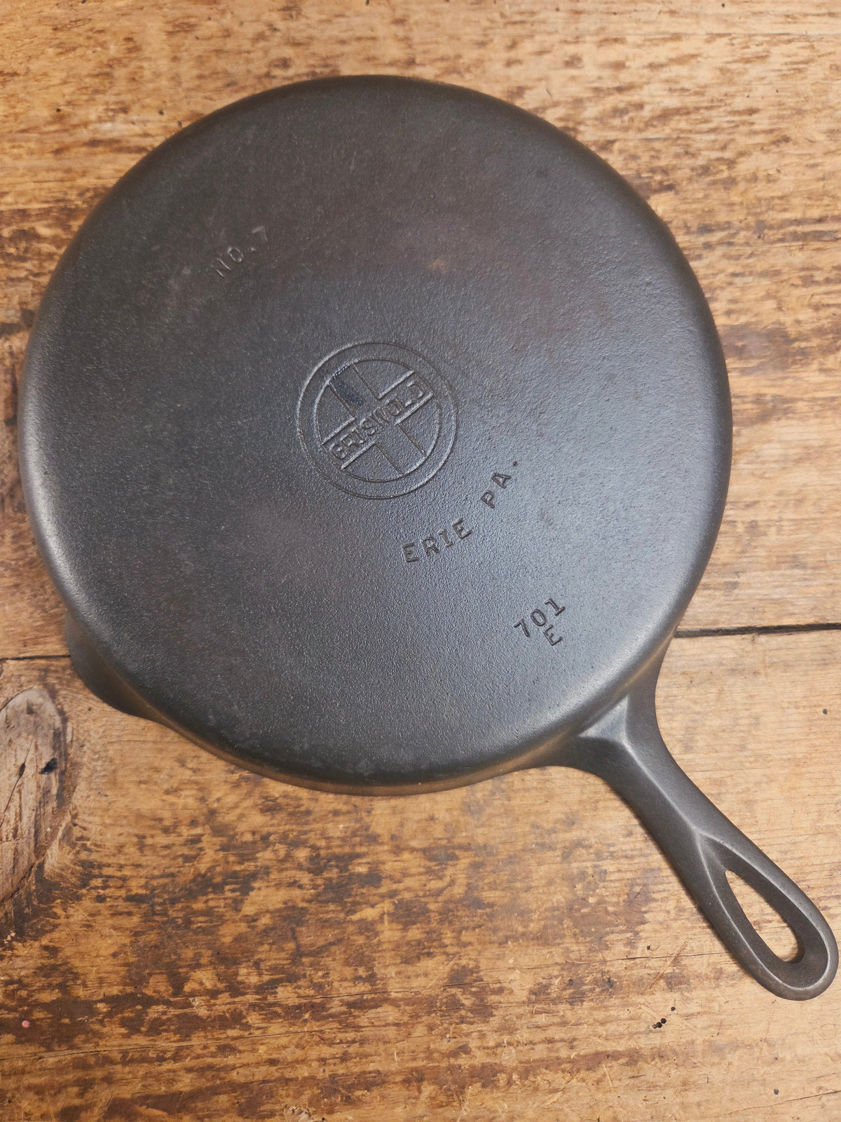 Gorgeous. 1940’s Era Griswold #7 Cast Iron Skillet with Small Block Logo 701 E Skillet