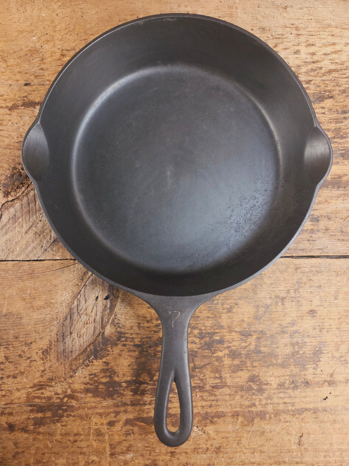 Gorgeous. 1940’s Era Griswold #7 Cast Iron Skillet with Small Block Logo 701 E Skillet