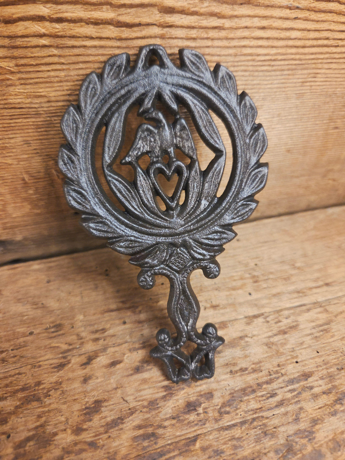 Griswold made small ’American Eagle’ table trivet. #1736 perfect for your kitchen or dinner table! Dutch Ovens Trivets
