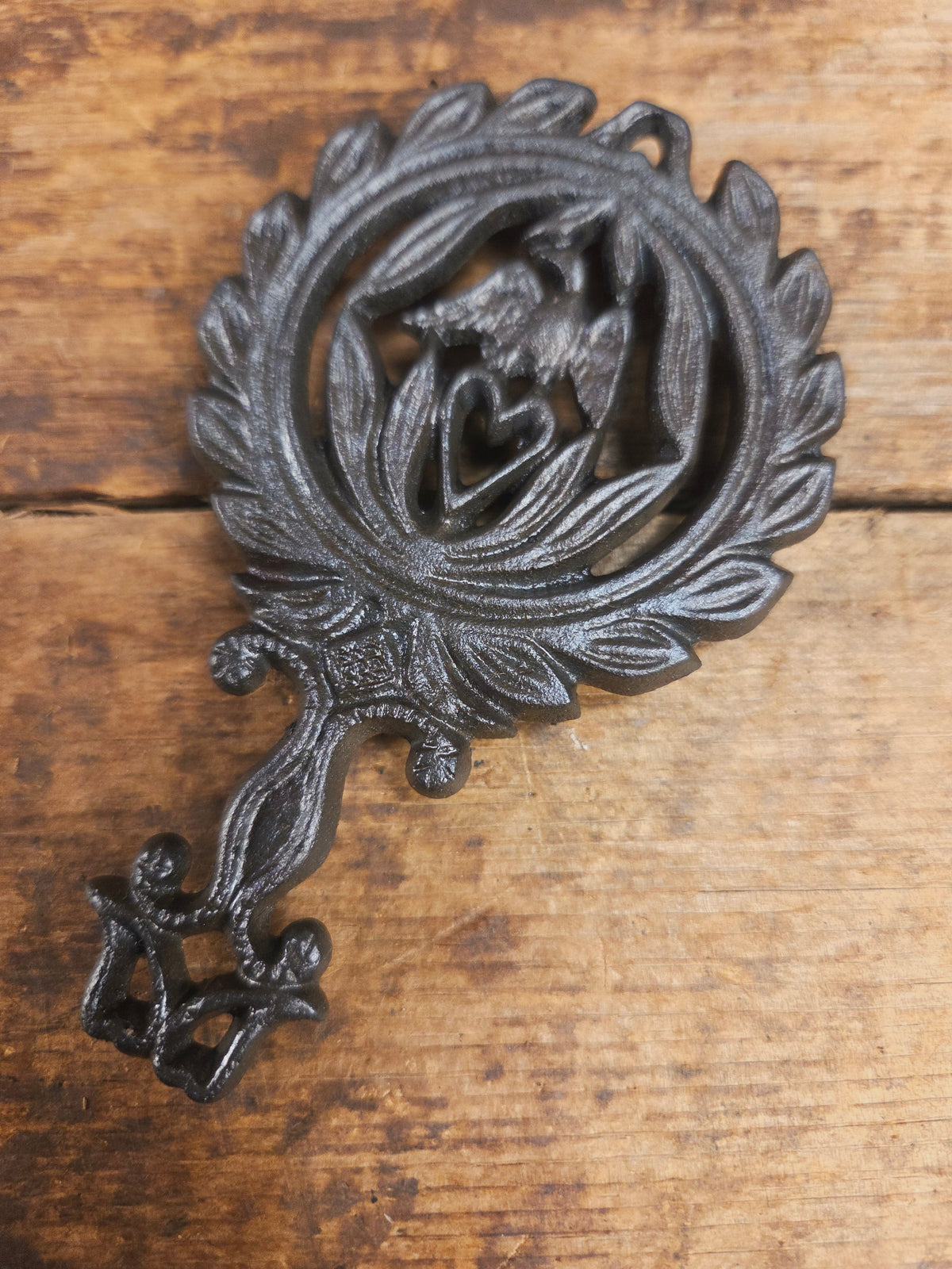 Griswold made small ’American Eagle’ table trivet. #1736 perfect for your kitchen or dinner table! Dutch Ovens Trivets