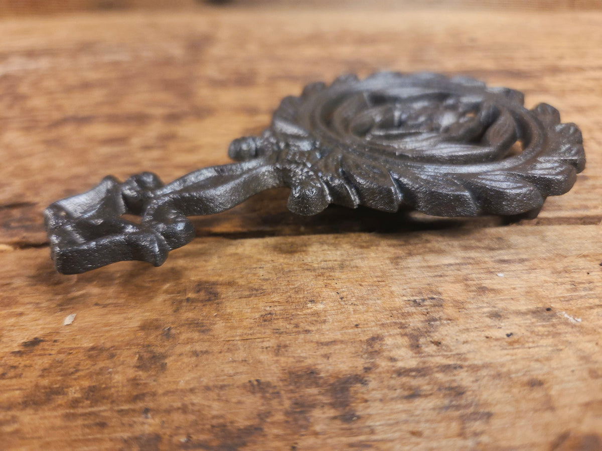 Griswold made small ’American Eagle’ table trivet. #1736 perfect for your kitchen or dinner table! Dutch Ovens Trivets