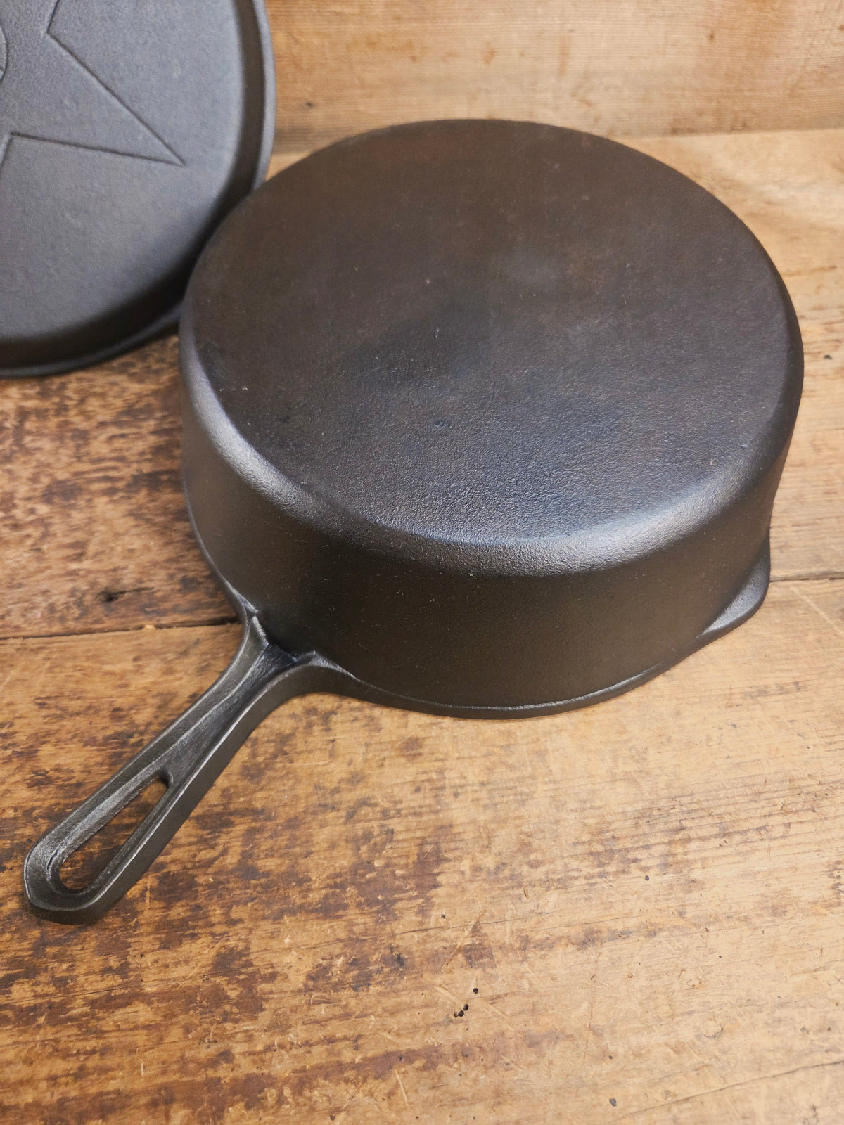 Mint Condition Lodge 4-In-1 star logo Combo Cooker. So versatile and elegant. Perfect gift or fully restored daily