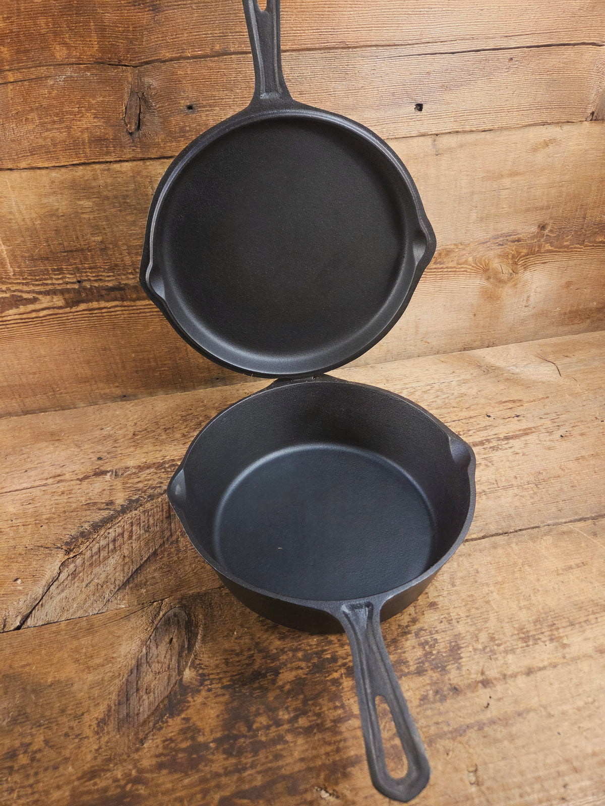 Mint Condition Lodge 4-In-1 star logo Combo Cooker. So versatile and elegant. Perfect gift or fully restored daily