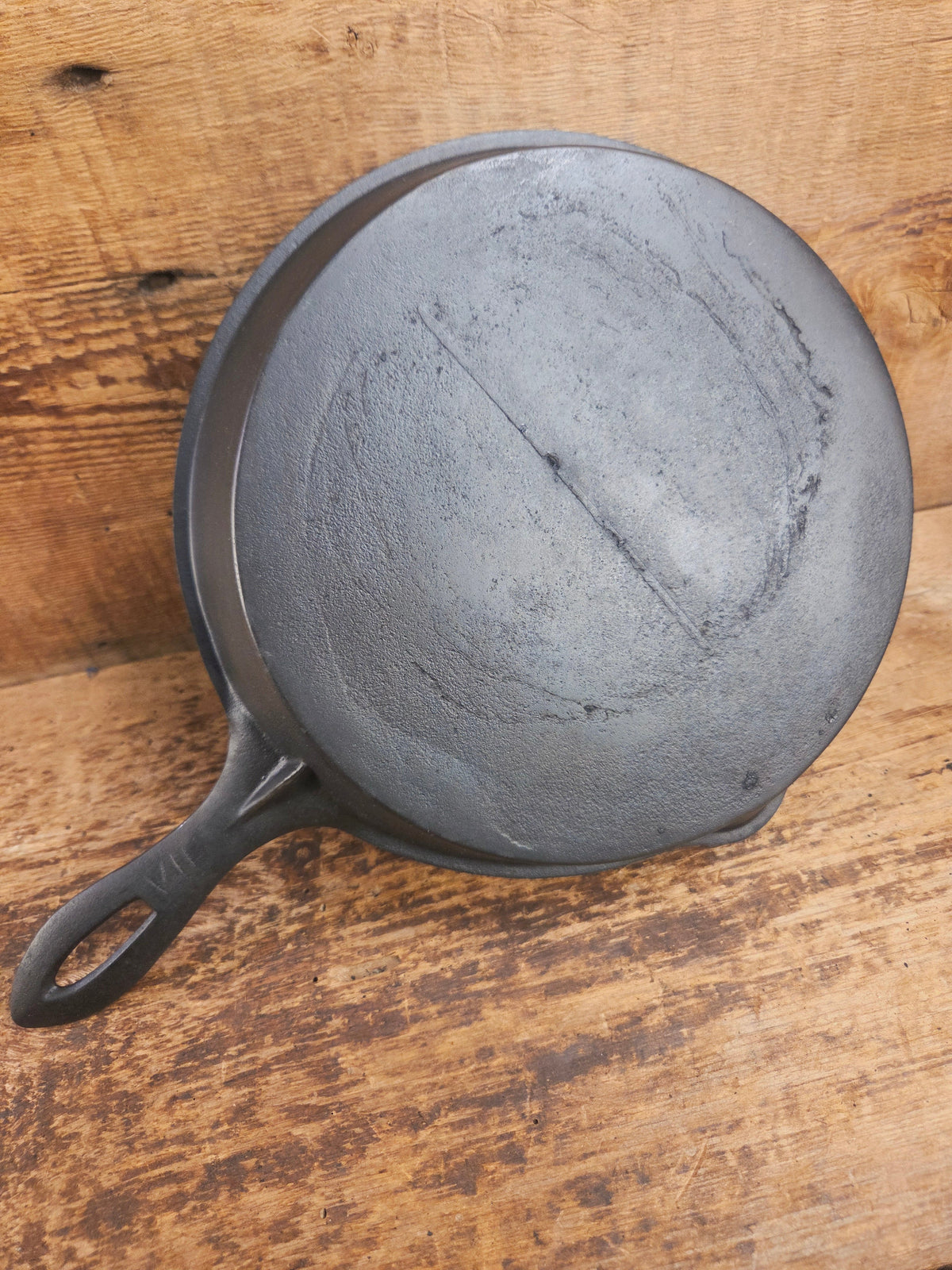 Stunner. Antique gate-marked unknown #9 skillet. Est 1880’s. Left single spout heat ring bottom w/ pointy handle Skillet