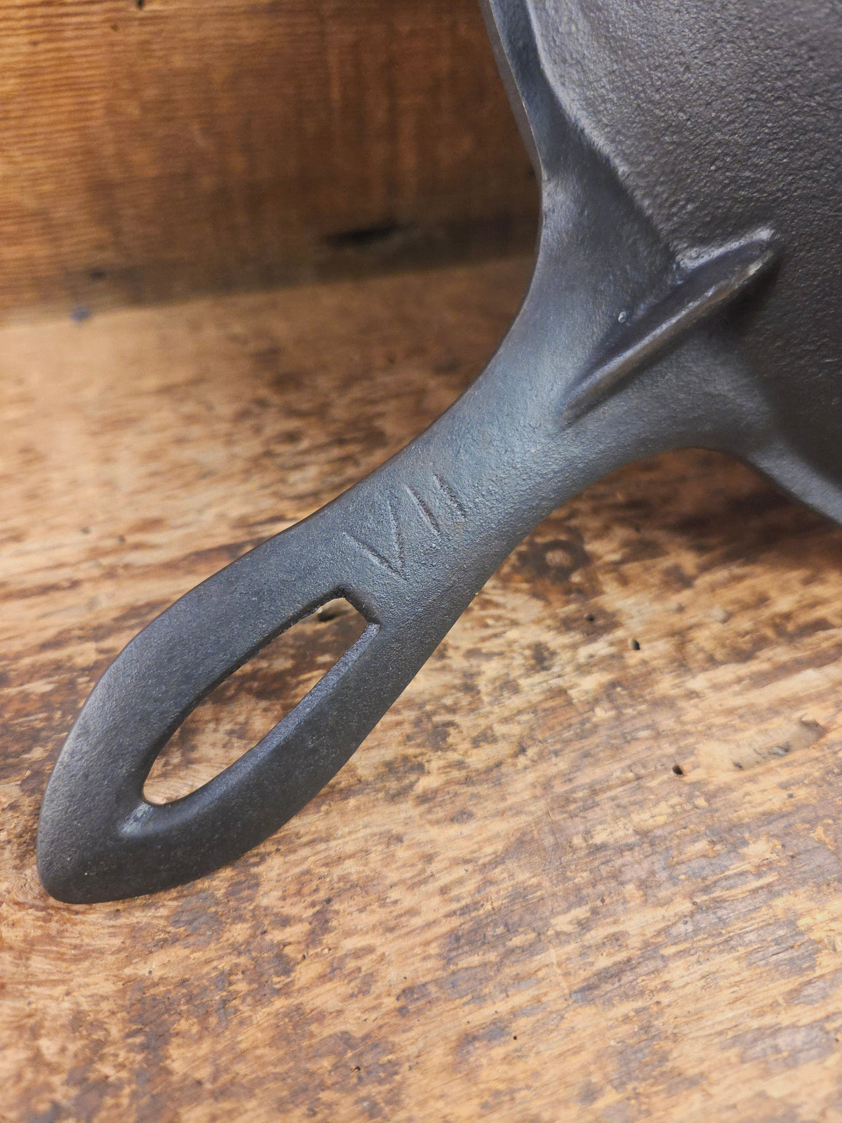 Stunner. Antique gate-marked unknown #9 skillet. Est 1880’s. Left single spout heat ring bottom w/ pointy handle Skillet