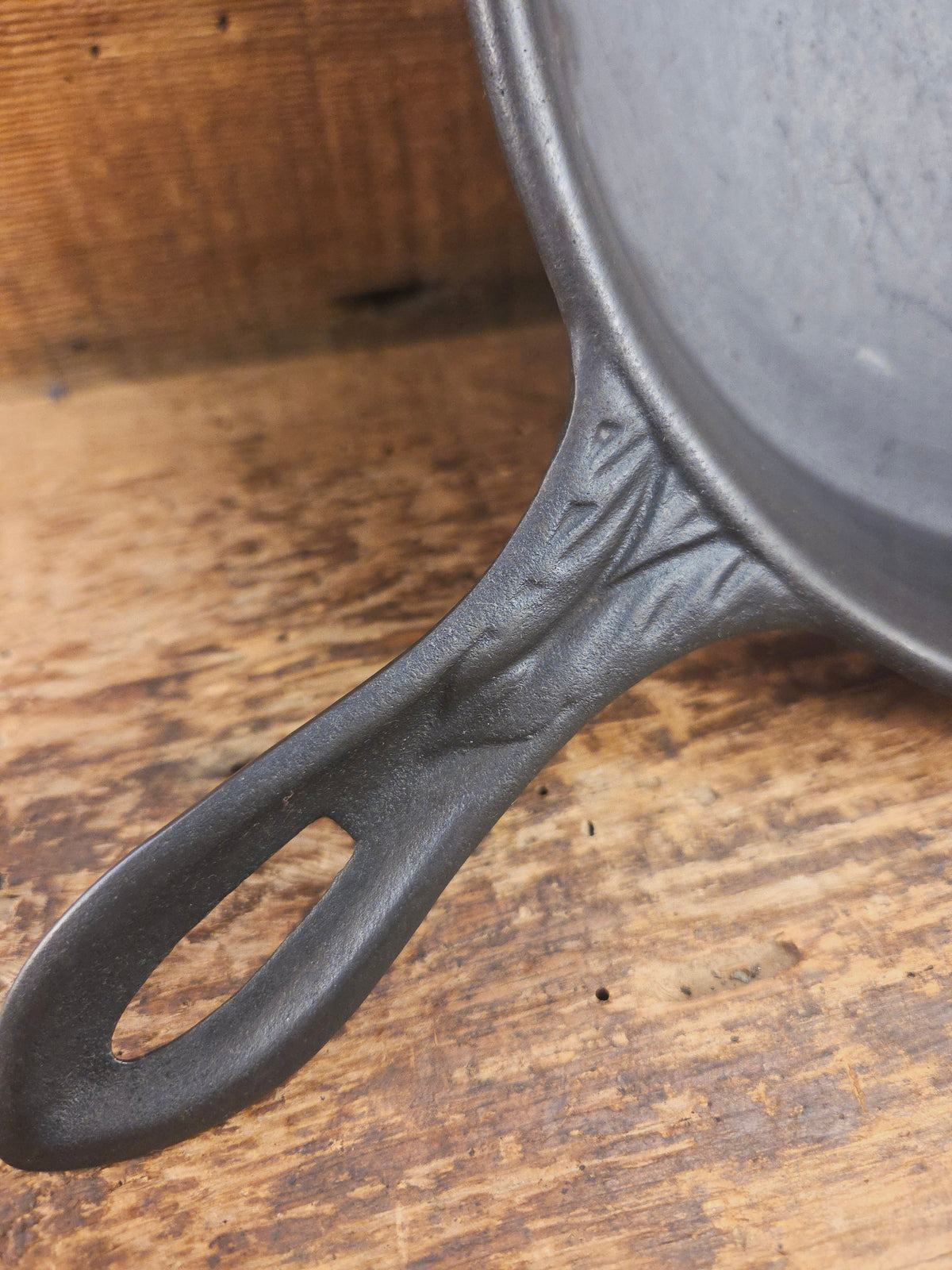 Stunner. Antique gate-marked unknown #9 skillet. Est 1880’s. Left single spout heat ring bottom w/ pointy handle Skillet