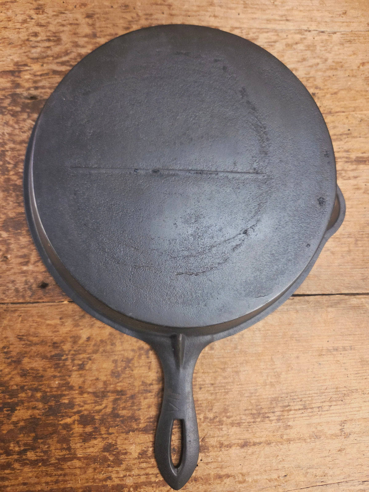 Stunner. Antique gate-marked unknown #9 skillet. Est 1880’s. Left single spout heat ring bottom w/ pointy handle Skillet