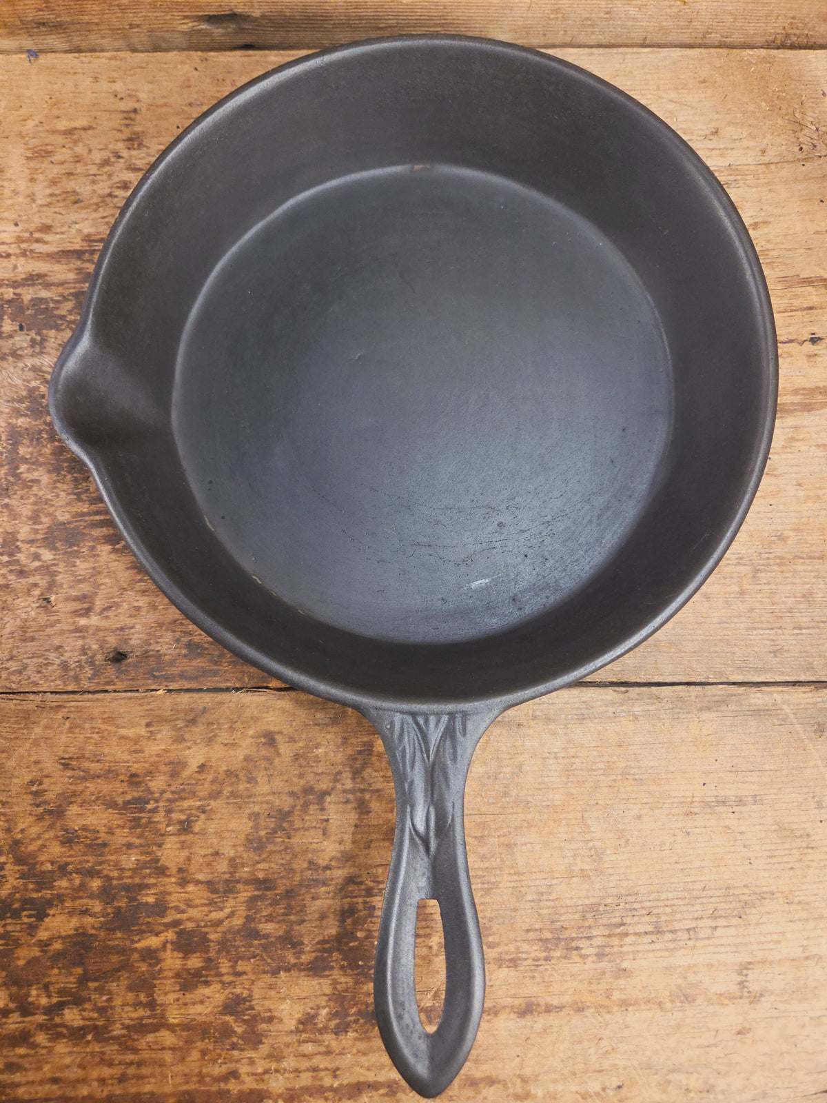 Stunner. Antique gate-marked unknown #9 skillet. Est 1880’s. Left single spout heat ring bottom w/ pointy handle Skillet