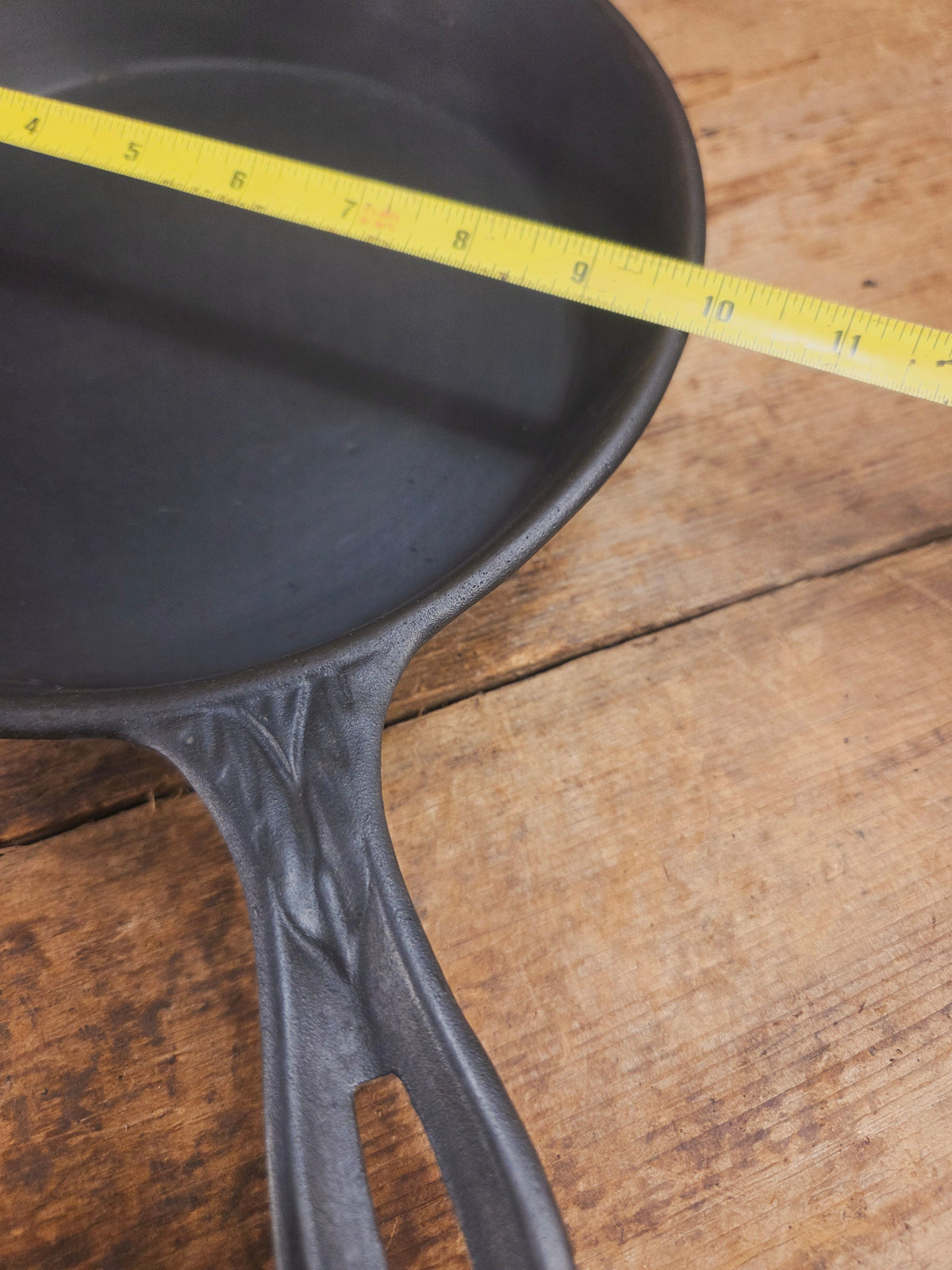 Stunner. Antique gate-marked unknown #9 skillet. Est 1880’s. Left single spout heat ring bottom w/ pointy handle Skillet