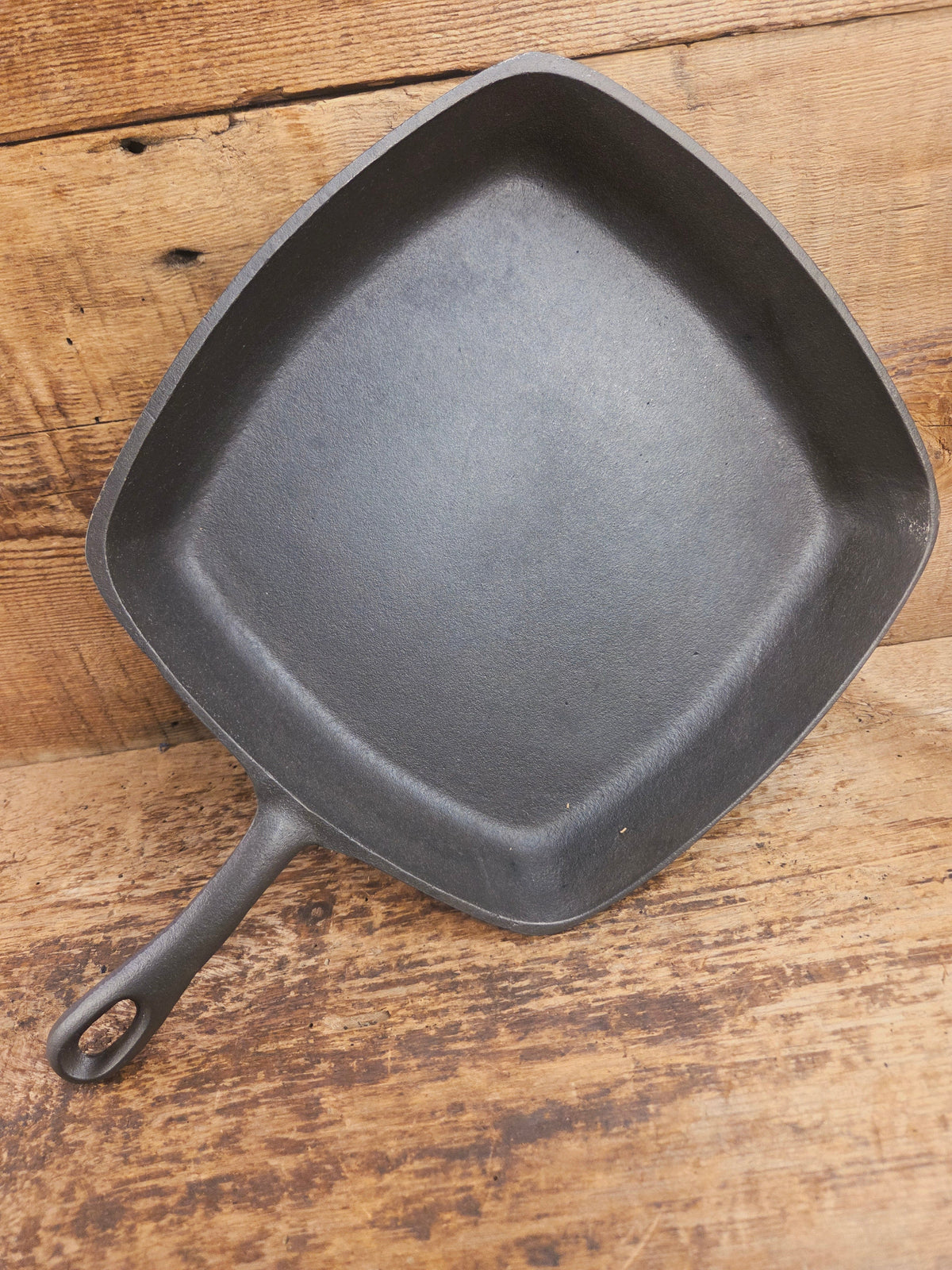 Great daily workhorse! 1950’s era Birmingham (BSR) Stove & Range cast iron square fryer skillet Skillet
