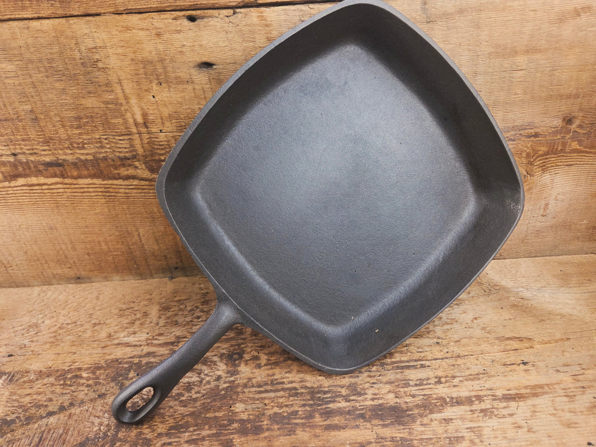 Great daily workhorse! 1950’s era Birmingham (BSR) Stove & Range cast iron square fryer skillet Skillet