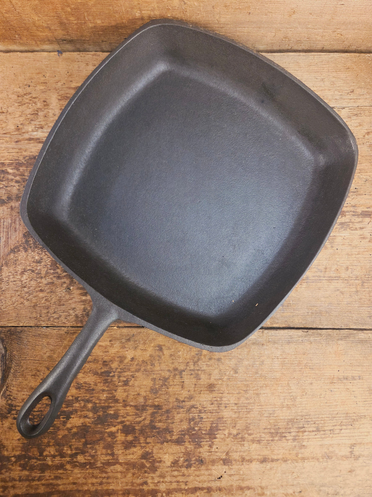 Great daily workhorse! 1950’s era Birmingham (BSR) Stove & Range cast iron square fryer skillet Skillet