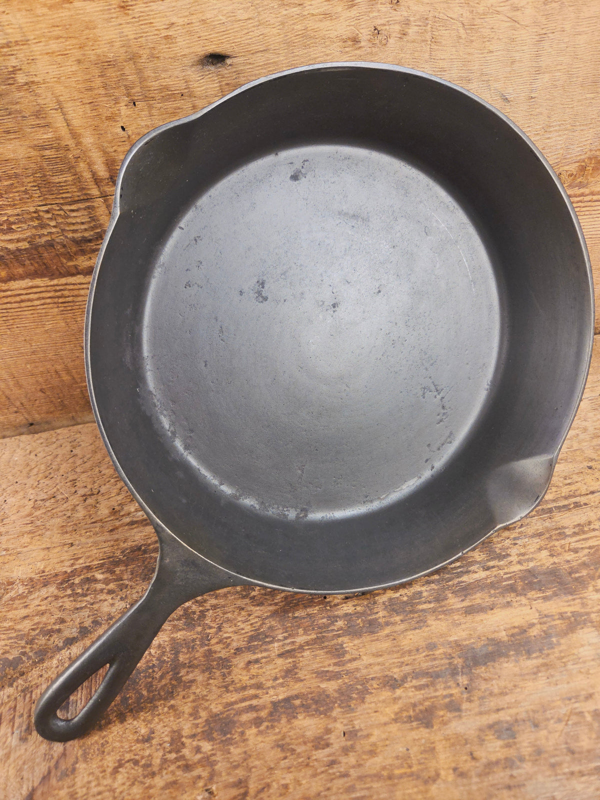 1920’s Wapak ’Z Logo’ #8 Skillet 101. Each Wapak is unique and tells its own story! Skillet