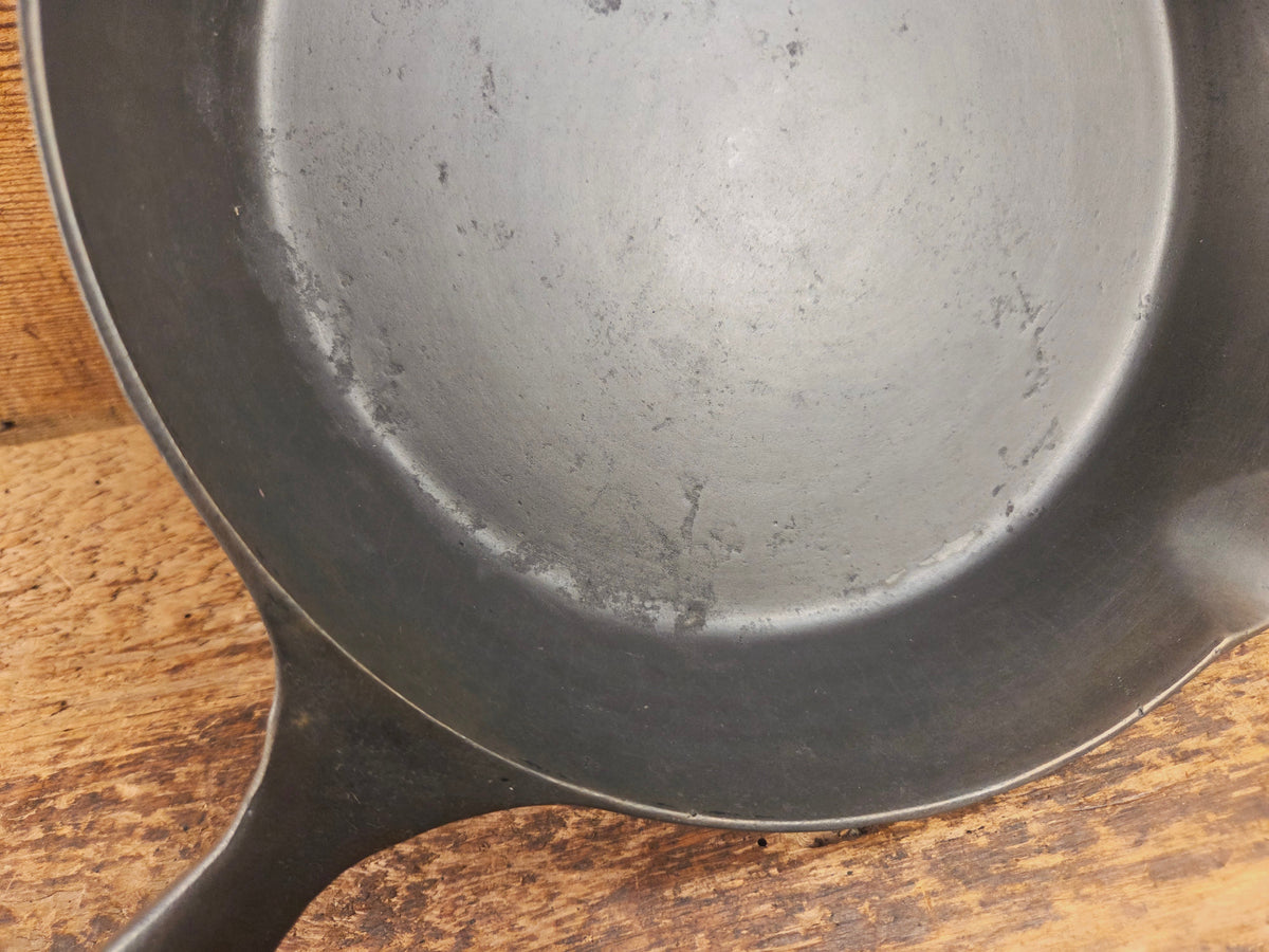 1920’s Wapak ’Z Logo’ #8 Skillet 101. Each Wapak is unique and tells its own story! Skillet