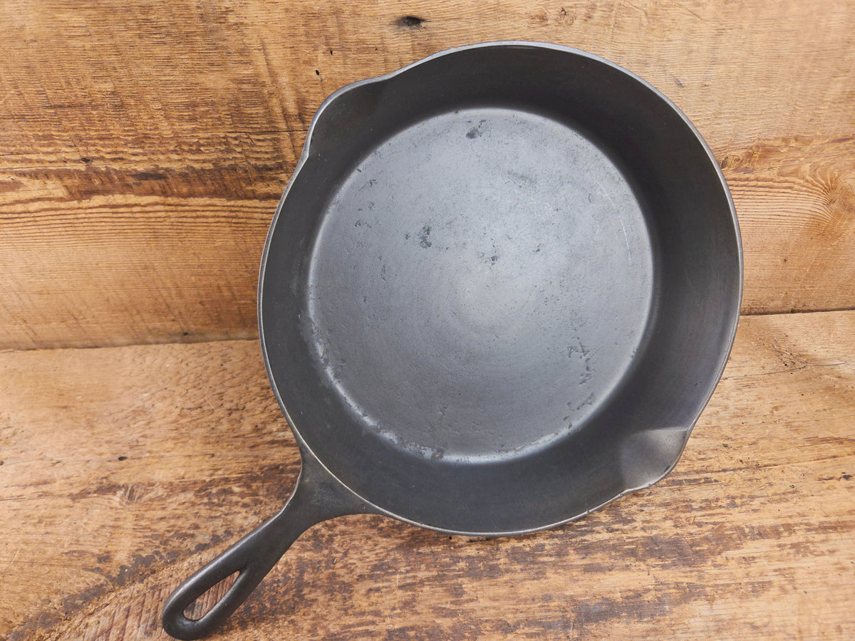 1920’s Wapak ’Z Logo’ #8 Skillet 101. Each Wapak is unique and tells its own story! Skillet
