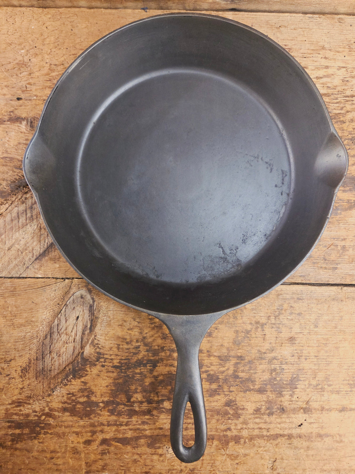 1920’s Wapak ’Z Logo’ #8 Skillet 101. Each Wapak is unique and tells its own story! Skillet