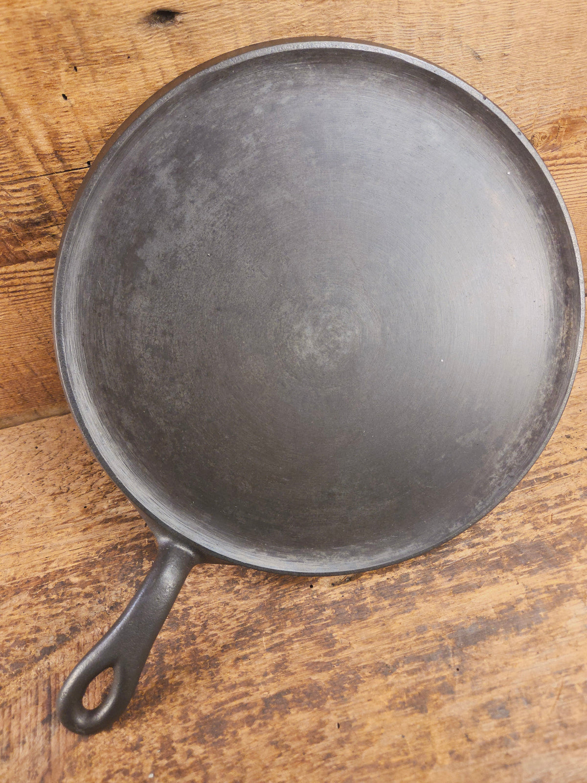 Gorgeous and not often seen #9 Puritan round griddle by Griswold. Perfect for everyday pancakes grilled cheese or oven