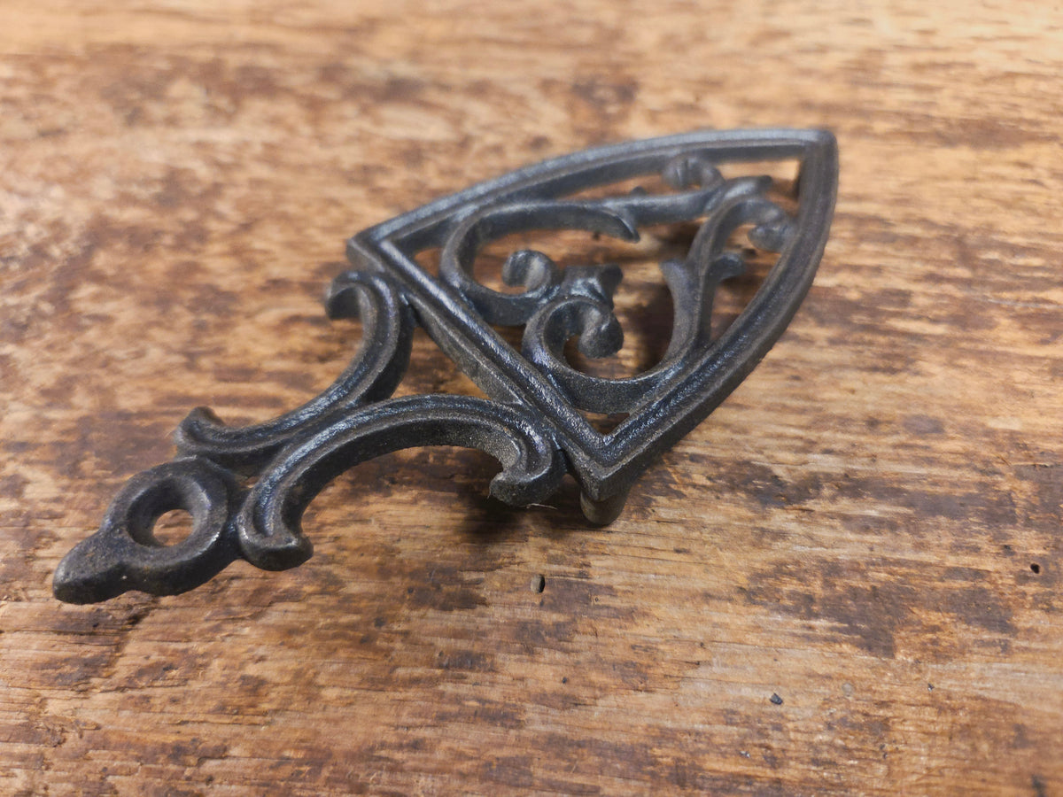 Griswold made ’Flat Iron Trivet’ small table trivet. #1733 very cool trinket! Dutch Ovens Trivets & Kettles