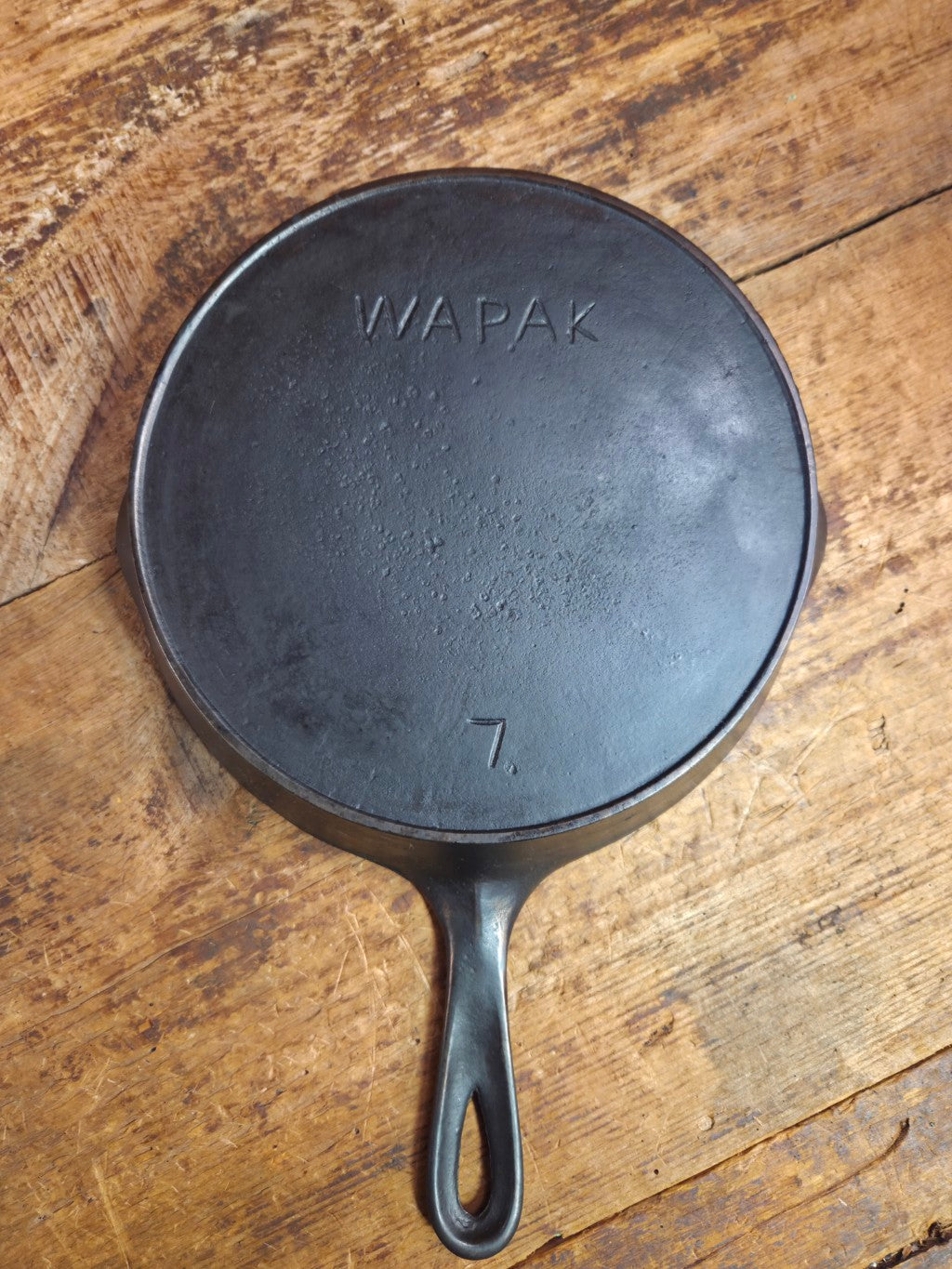 A beauty!! Early 1900’s Wapak straight logo #7. Cast Iron Skillet with Heat Ring Skillet