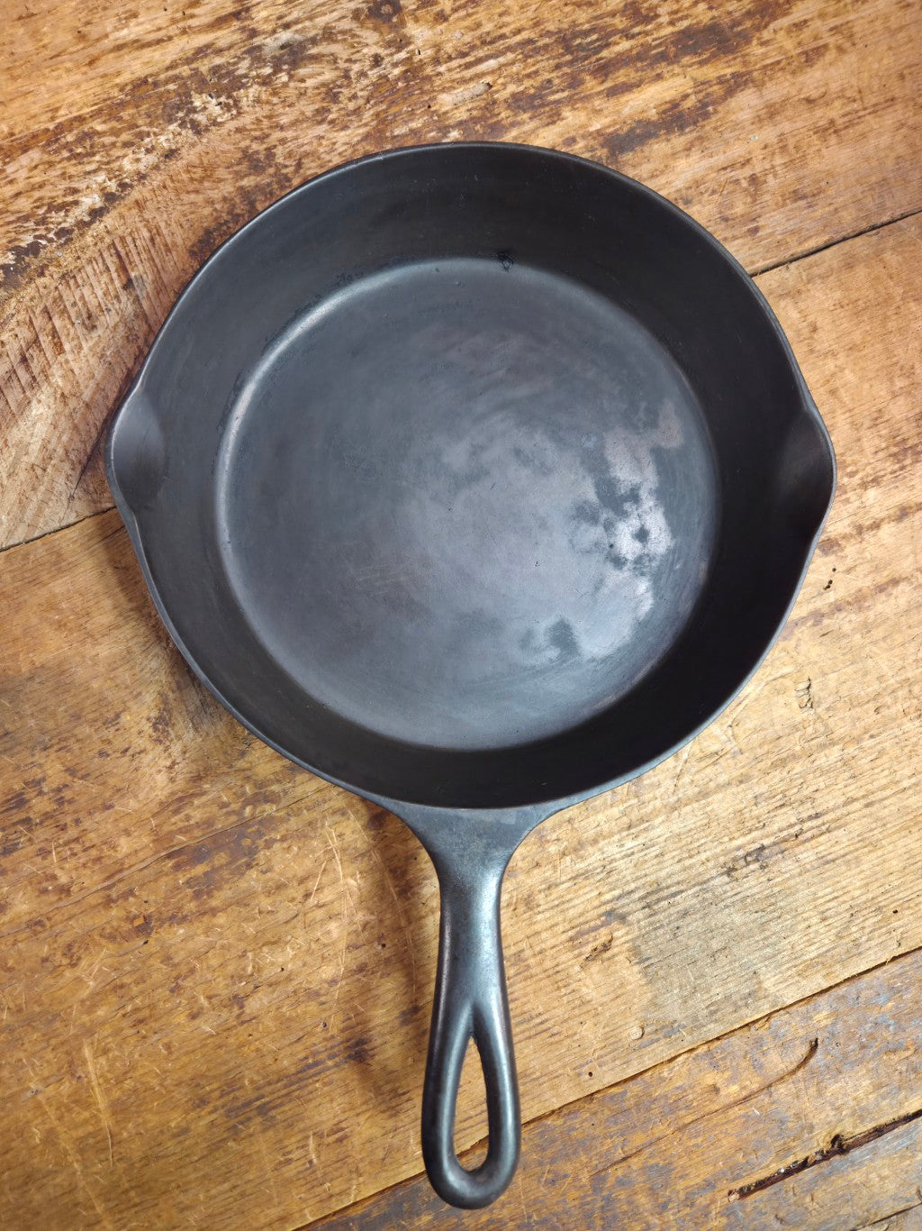 A beauty!! Early 1900’s Wapak straight logo #7. Cast Iron Skillet with Heat Ring Skillet
