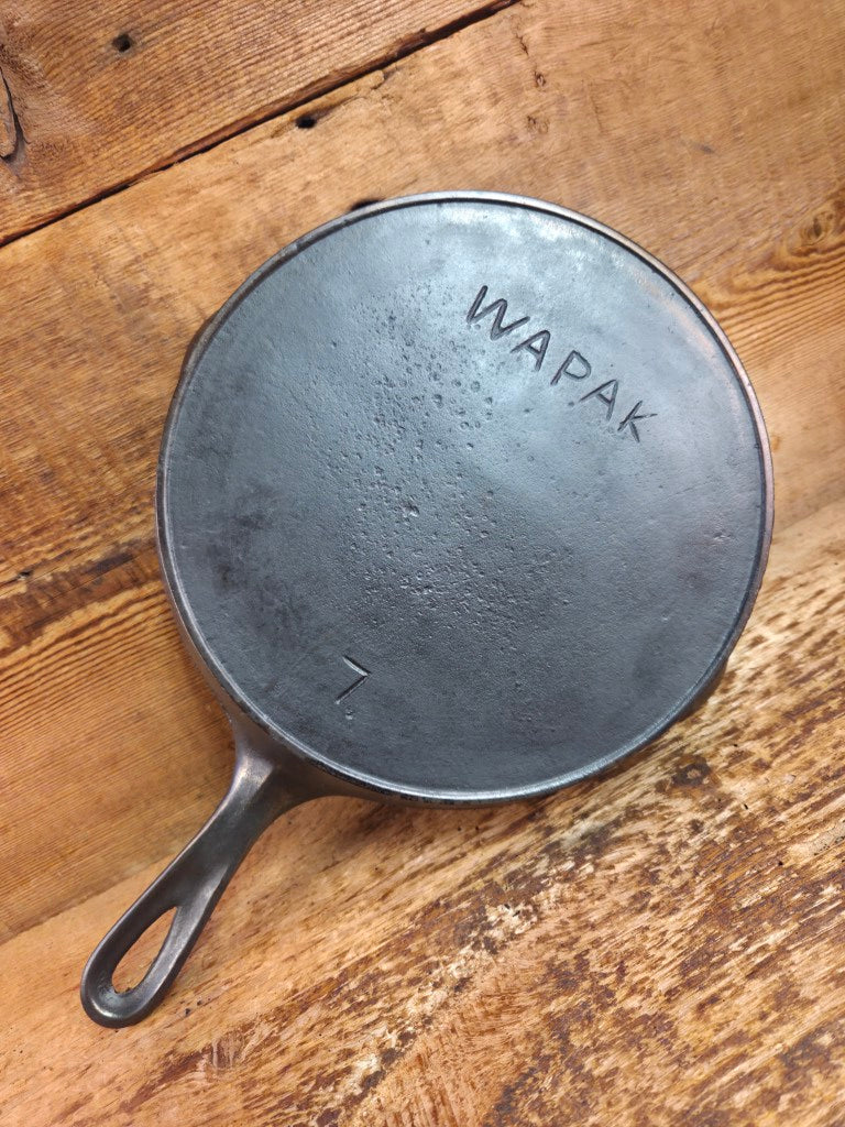 A beauty!! Early 1900’s Wapak straight logo #7. Cast Iron Skillet with Heat Ring Skillet