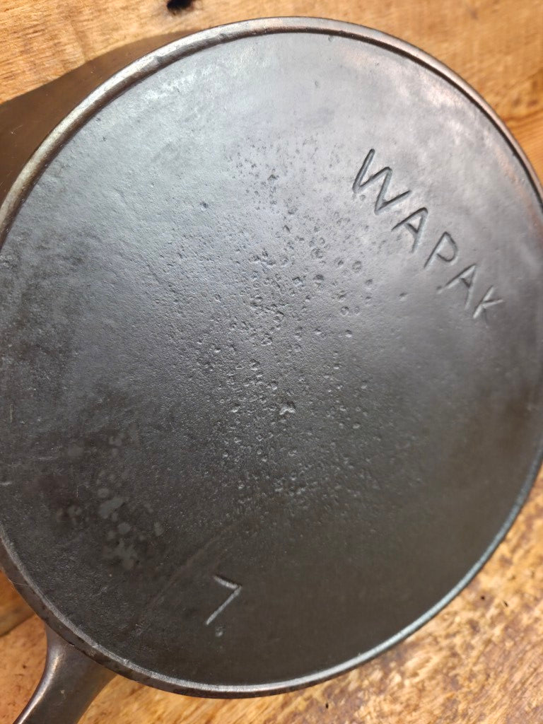 A beauty!! Early 1900’s Wapak straight logo #7. Cast Iron Skillet with Heat Ring Skillet