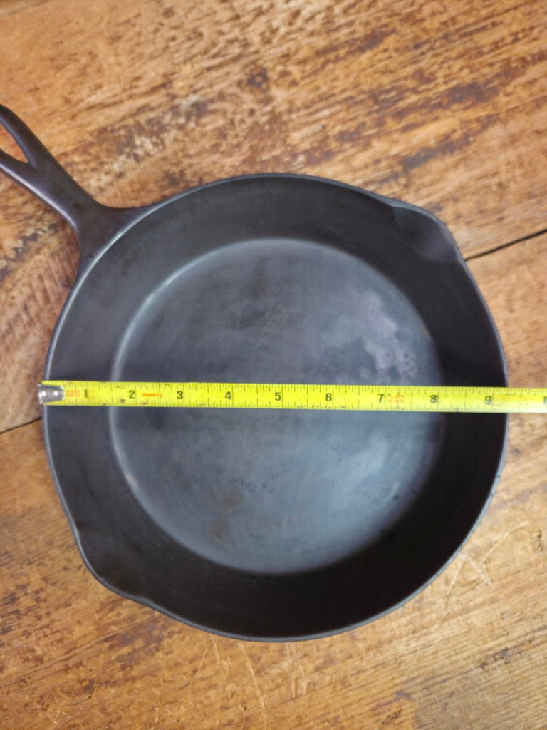 A beauty!! Early 1900’s Wapak straight logo #7. Cast Iron Skillet with Heat Ring Skillet