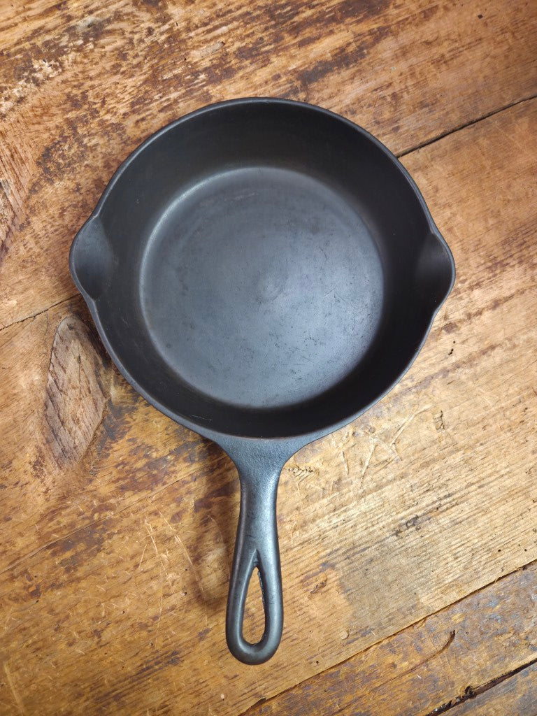 Tougher to find! Gorgeous early 1900’s Wapak #5 Block Logo Cast Iron Skillet with Heat Ring. Fully restored and ready
