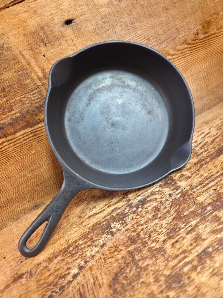 Tougher to find! Gorgeous early 1900’s Wapak #5 Block Logo Cast Iron Skillet with Heat Ring. Fully restored and ready