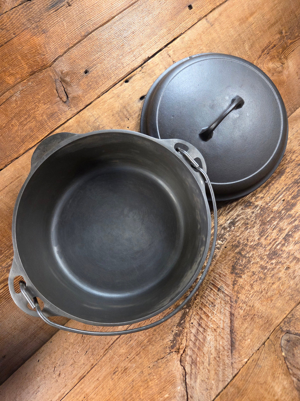 Daily workhorse! 1940’s Griswold #8 Tite-Top Dutch Oven Large Block Logo 1278 C and EZ Clean Lid Dutch Ovens Trivets &