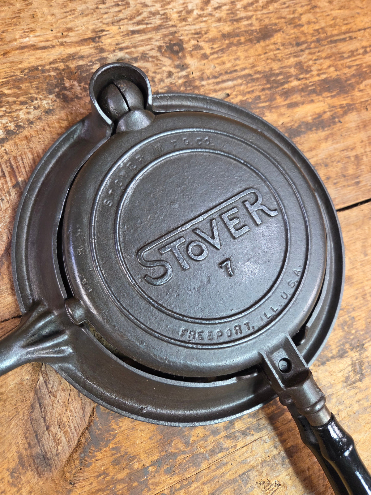 Early HTF 1900’s Stover No. 7 Waffle Iron with Low Base. Gorgeous design and balanced well. Ready to make crispy
