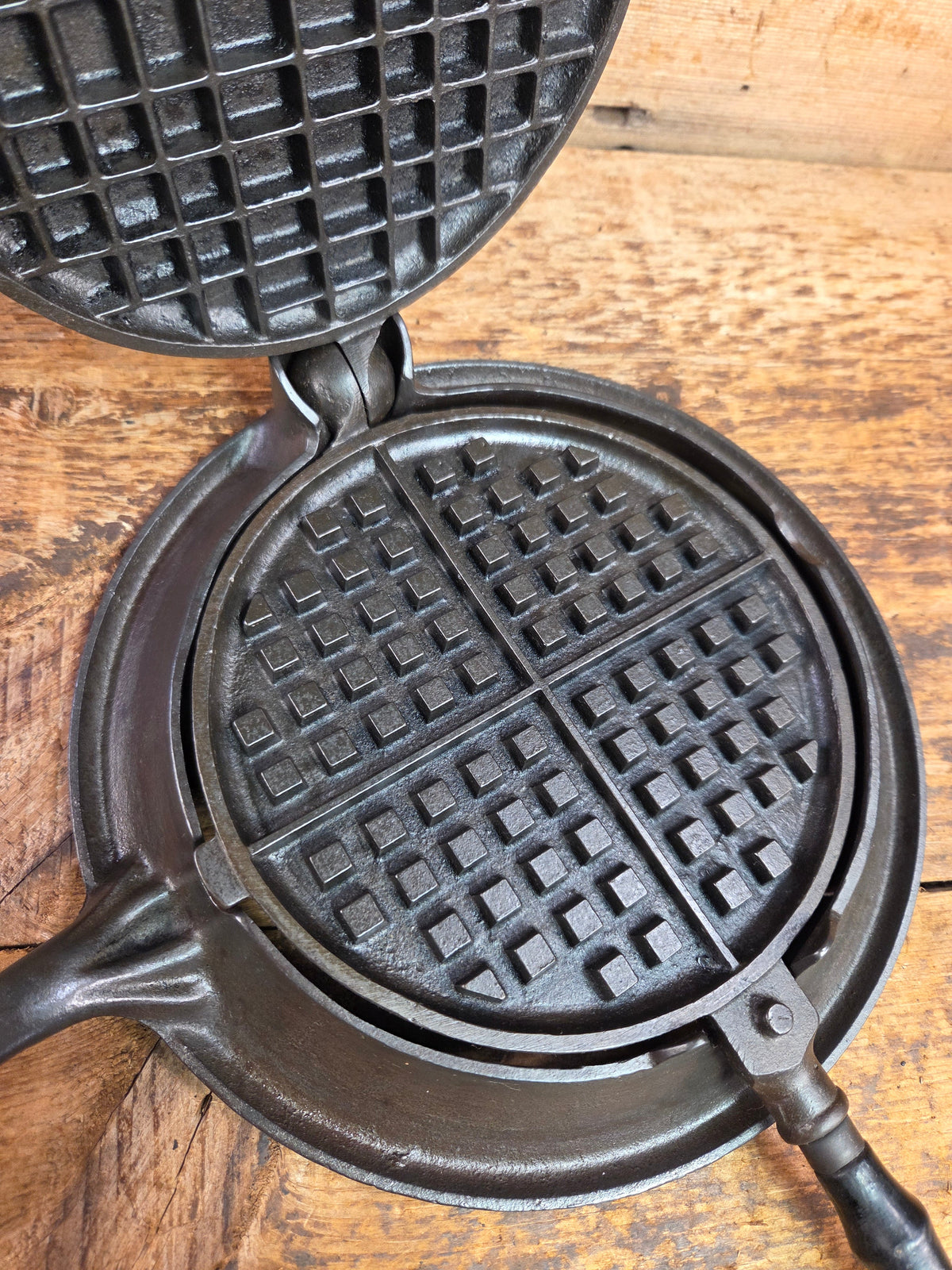 Early HTF 1900’s Stover No. 7 Waffle Iron with Low Base. Gorgeous design and balanced well. Ready to make crispy
