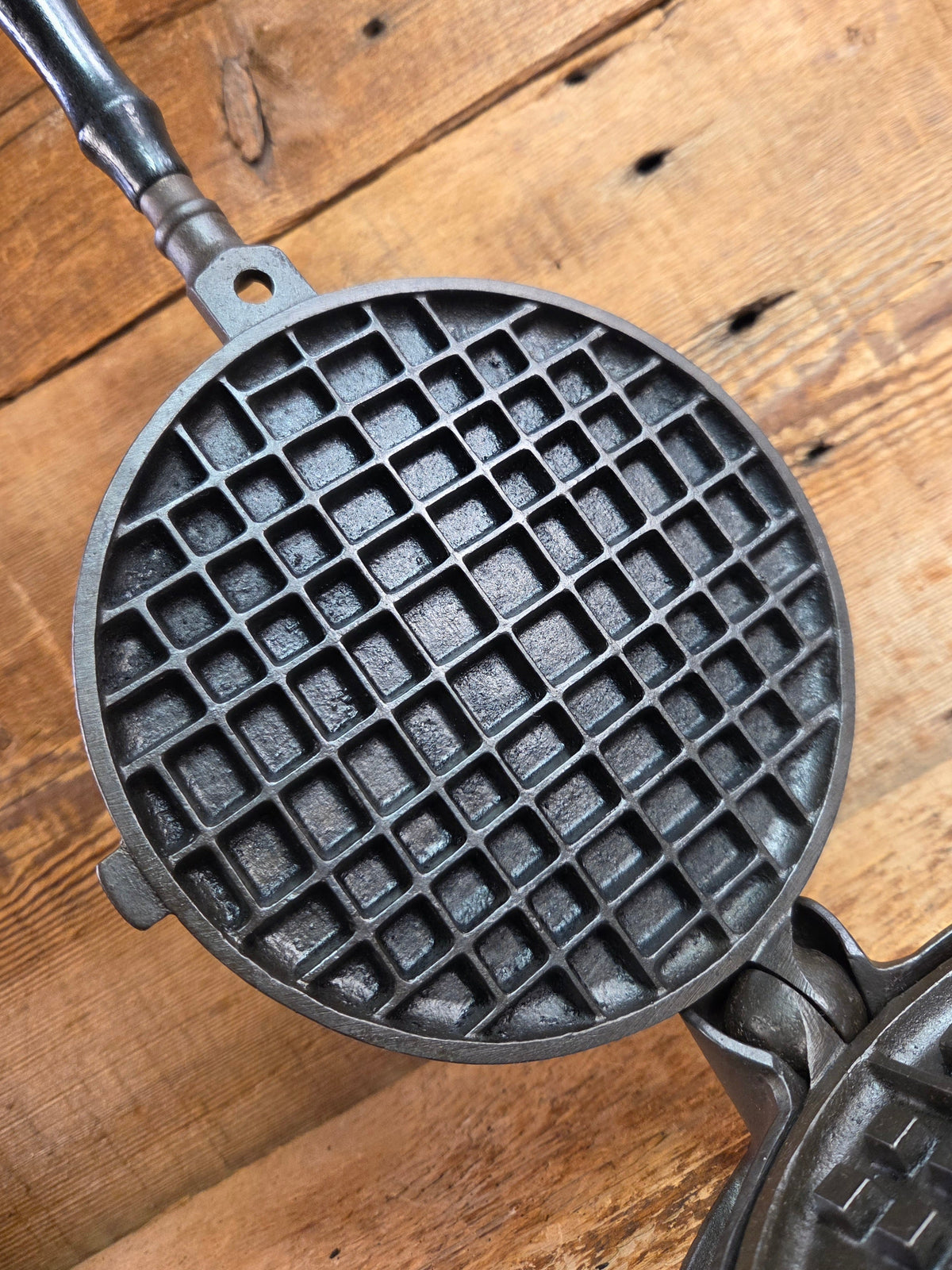 Early HTF 1900’s Stover No. 7 Waffle Iron with Low Base. Gorgeous design and balanced well. Ready to make crispy