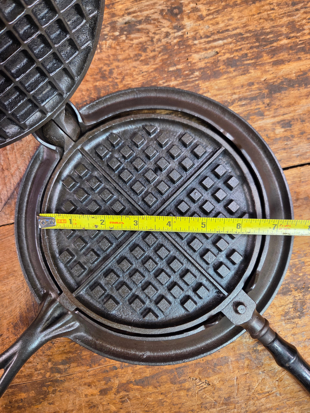 Early HTF 1900’s Stover No. 7 Waffle Iron with Low Base. Gorgeous design and balanced well. Ready to make crispy