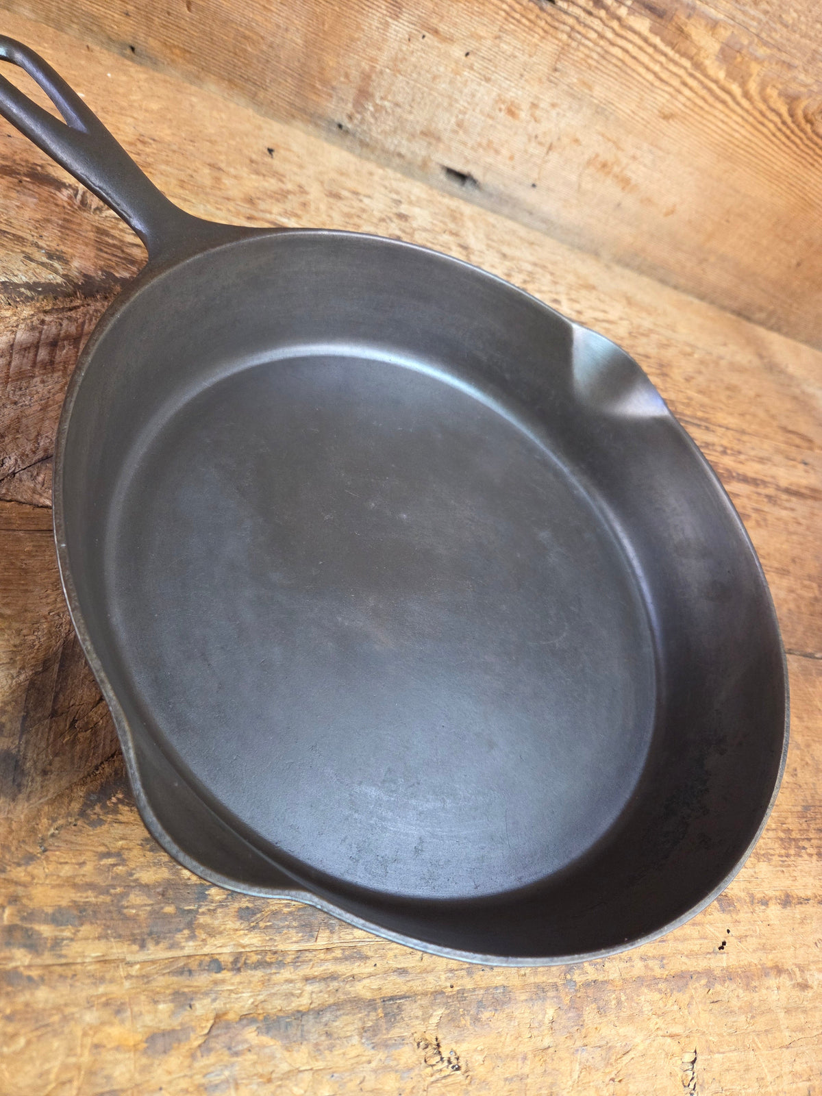 Beautiful 1910’s Early Favorite Piqua Ware #9 Cast Iron Skillet Smiley Logo Skillet