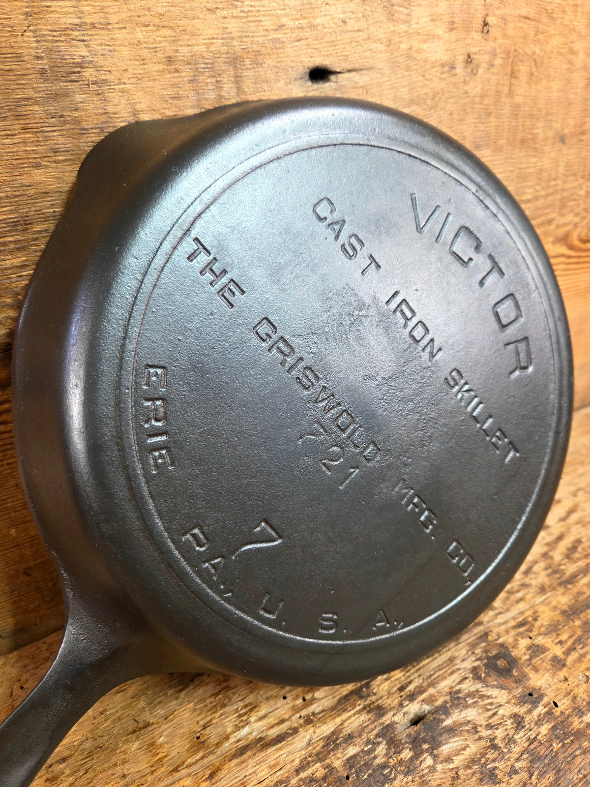 1920’s Griswold’s Victor #7 Skillet with Heat Ring Fully Marked 721. Amazing Sauté skillet Skillet