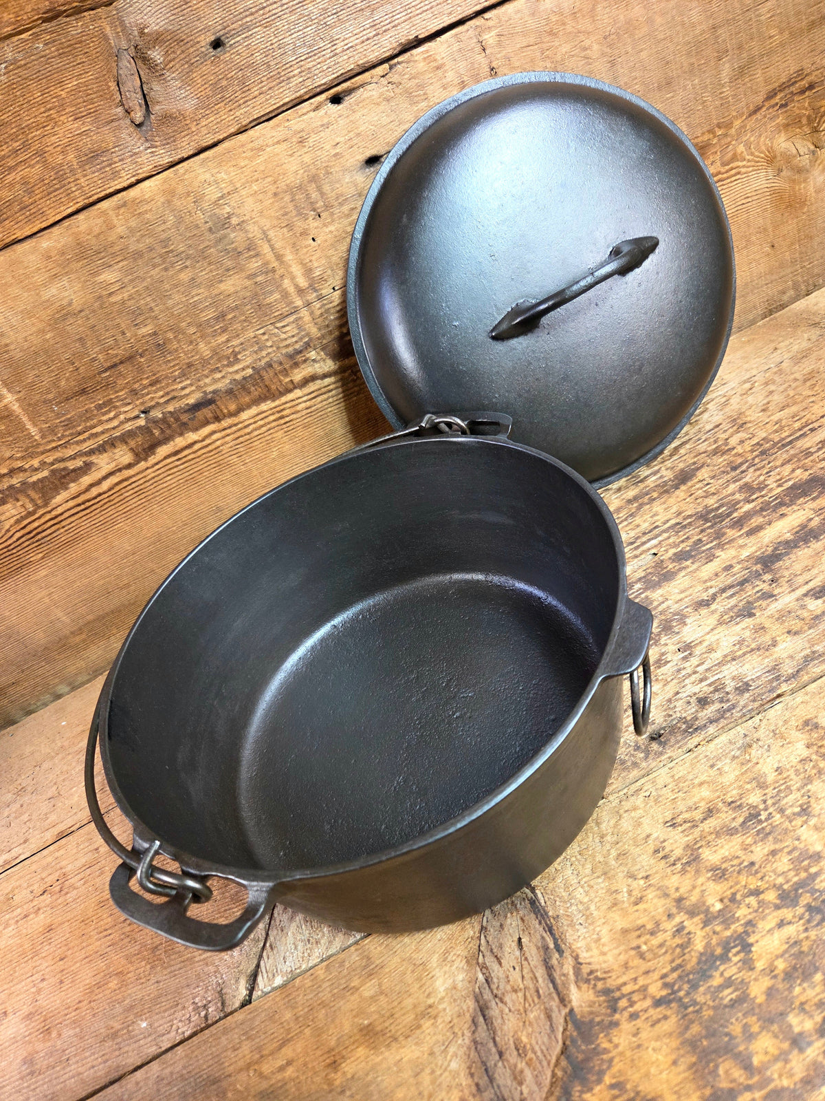 Stunning! 1930’s Favorite Piqua Ware #8 Dutch Oven with matching lid. Smiley Logo. Dutch Ovens Trivets & Kettles