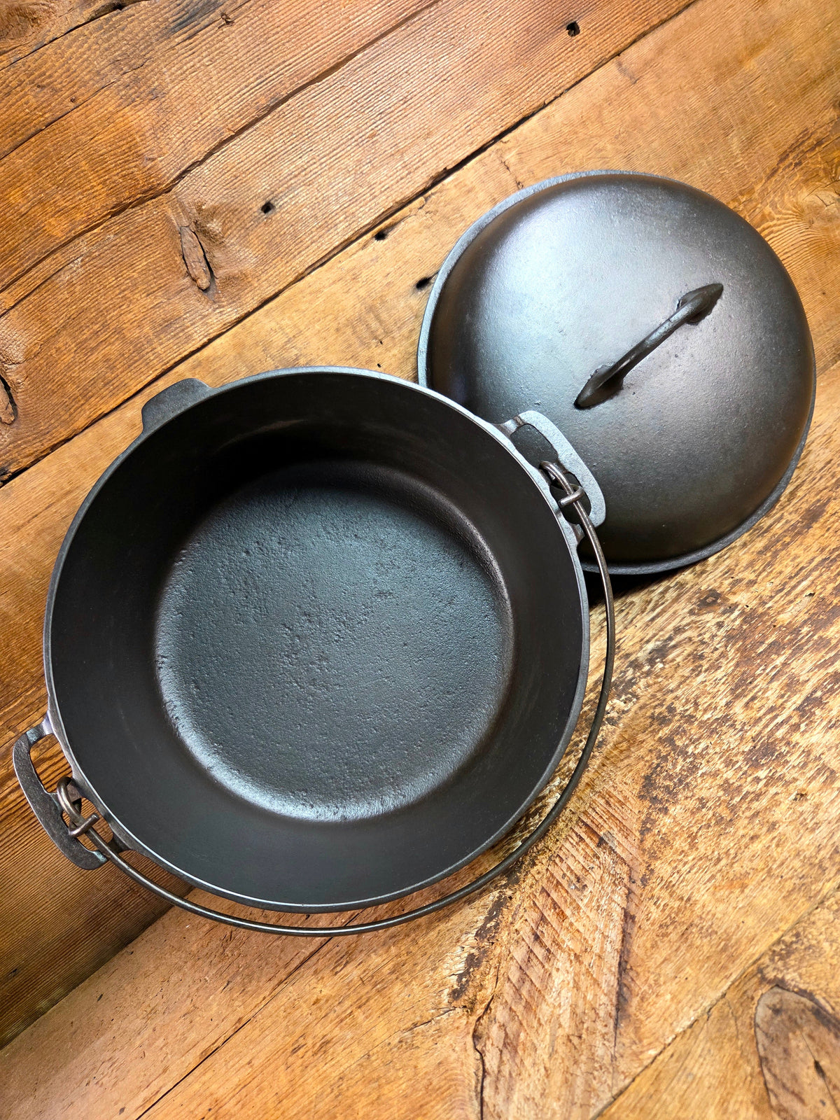 Stunning! 1930’s Favorite Piqua Ware #8 Dutch Oven with matching lid. Smiley Logo. Dutch Ovens Trivets & Kettles