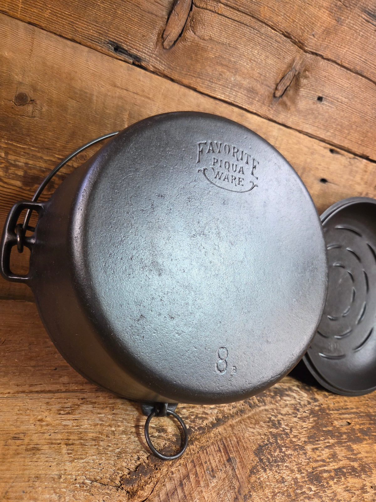 Stunning! 1930’s Favorite Piqua Ware #8 Dutch Oven with matching lid. Smiley Logo. Dutch Ovens Trivets & Kettles