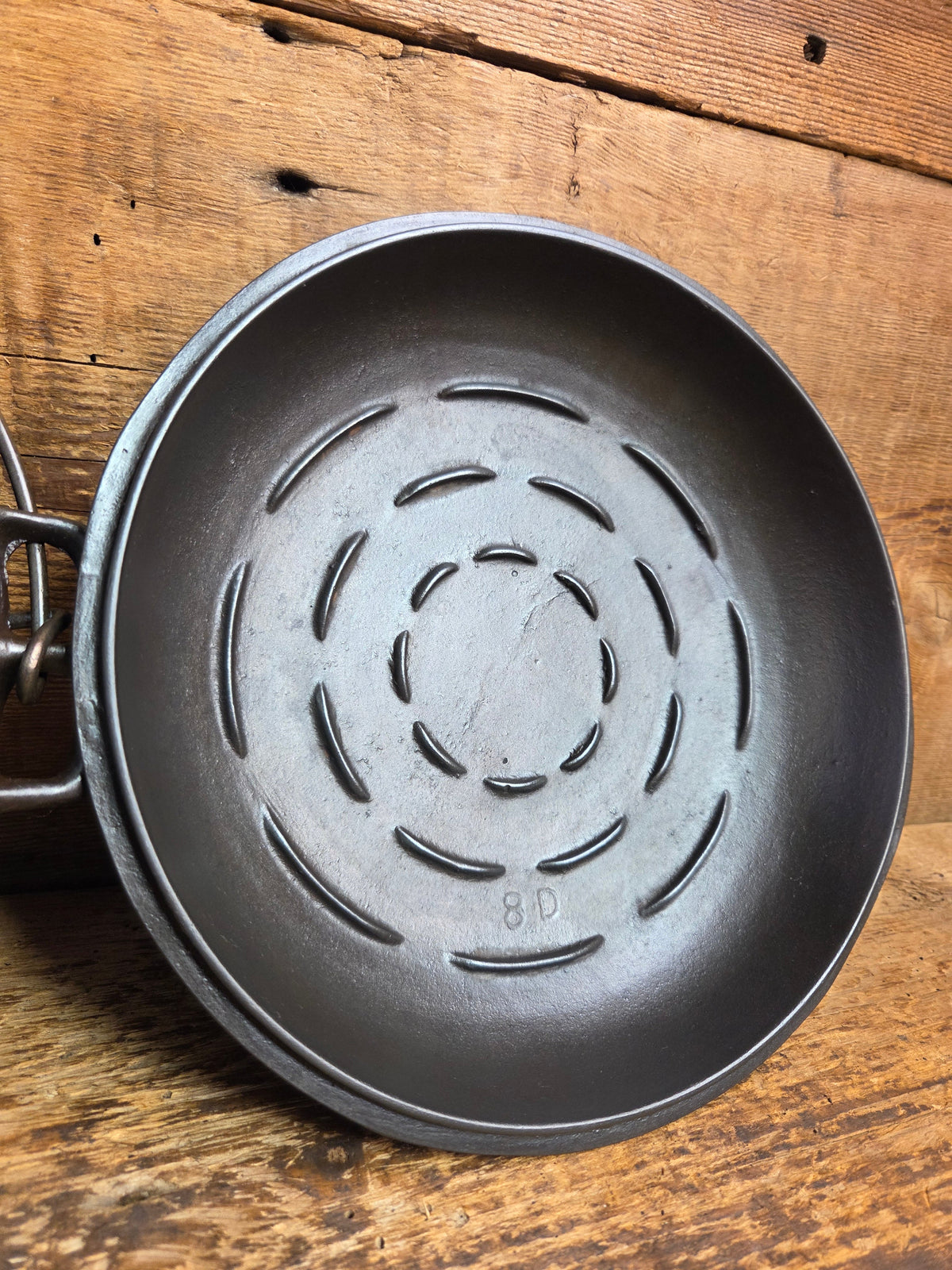 Stunning! 1930’s Favorite Piqua Ware #8 Dutch Oven with matching lid. Smiley Logo. Dutch Ovens Trivets & Kettles