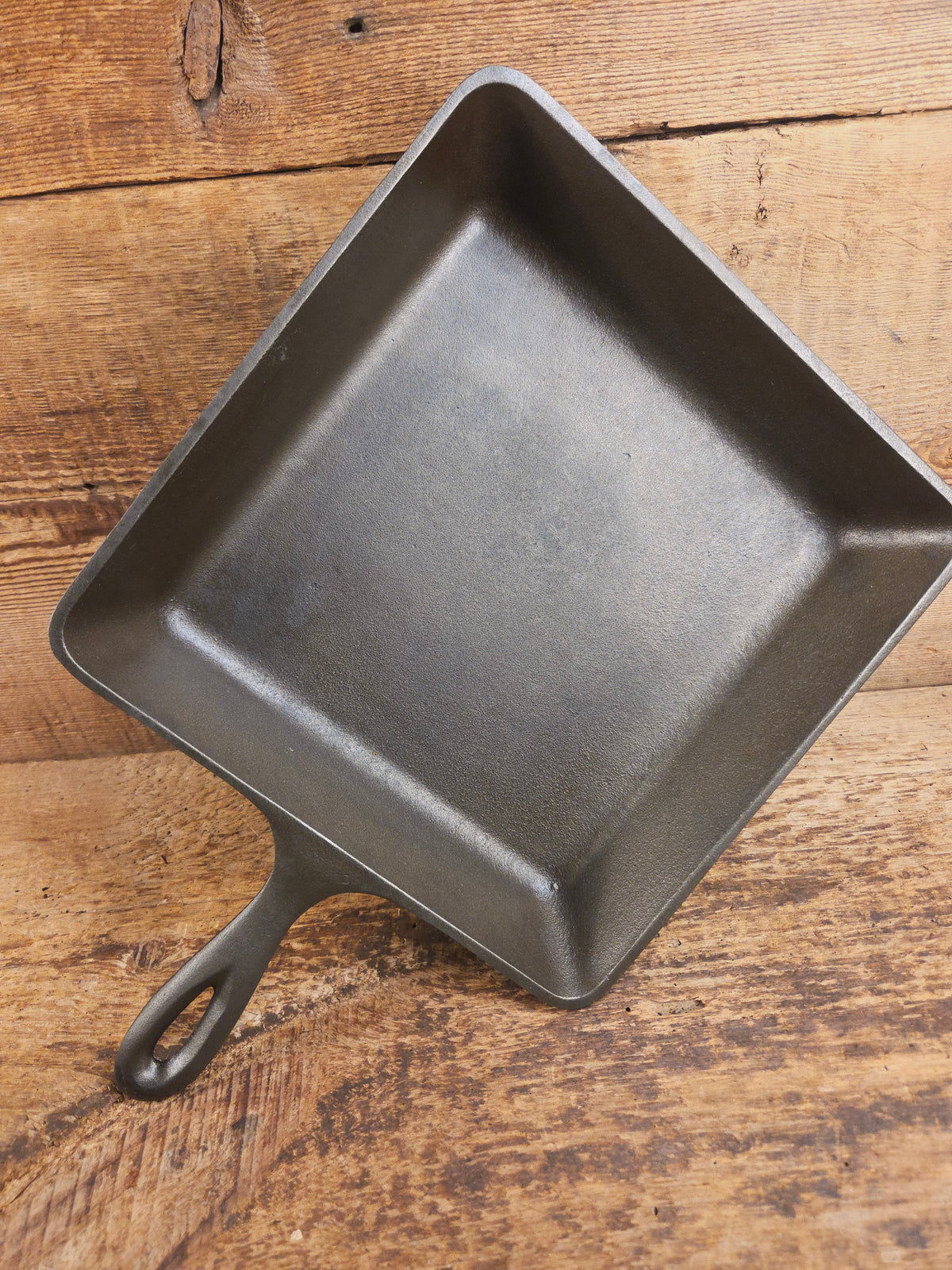 Sleek and elegant mid 1900’s Lodge square cast iron skillet. SQSK and #8 markings. Versatile pan for your arsenal!